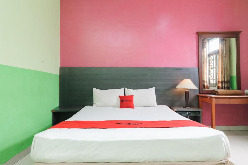RedDoorz near Mitra Plaza Kota Banjarmasin - Deluxe Tweepersoonskamer