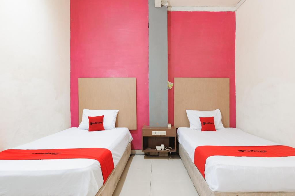 RedDoorz near Mitra Plaza Kota Banjarmasin - Deluxe Tweepersoonskamer Met 2 Aparte Bedden
