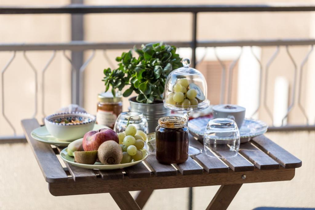 カターニアにあるYour Room in Cataniaの木製テーブル(果物一皿付)