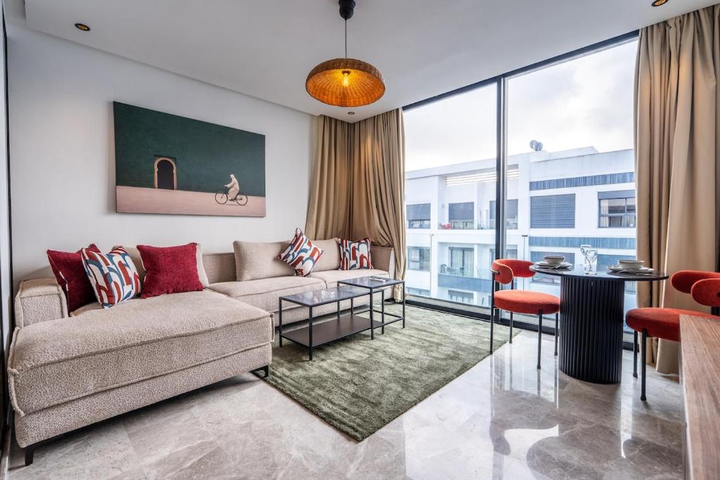 a living room with a couch and a table at Résidence Happy Living in Casablanca