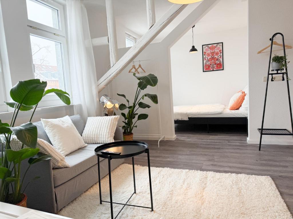 a living room with a couch and a table at NEU - Gemütliches Apartment, Gruppen, Zentral in Erfurt