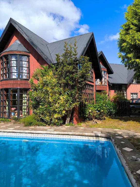 a house with a swimming pool in front of it at Casa de la bahia de Chiloé in Castro