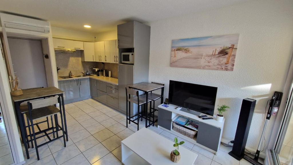Studio cabine climatisé et loggia au calme avec linge et parking inclus