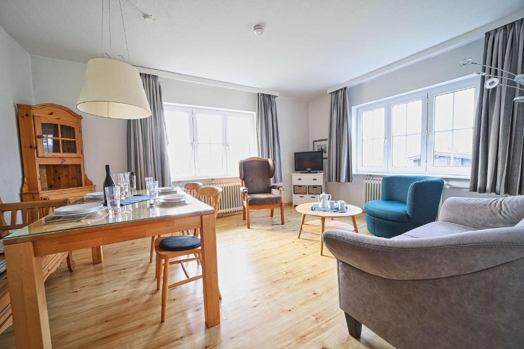 a living room with a table and a couch at Appartement-9 in Süddorf