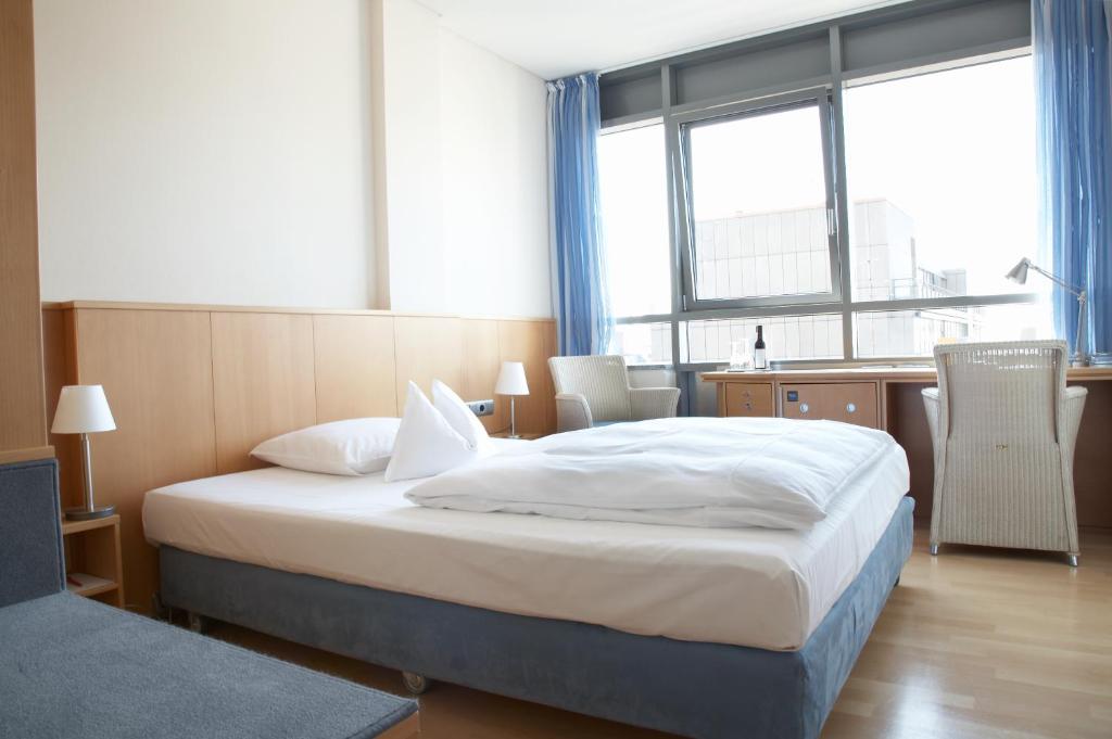 Postel nebo postele na pokoji v ubytování Hotel Baseler Hof