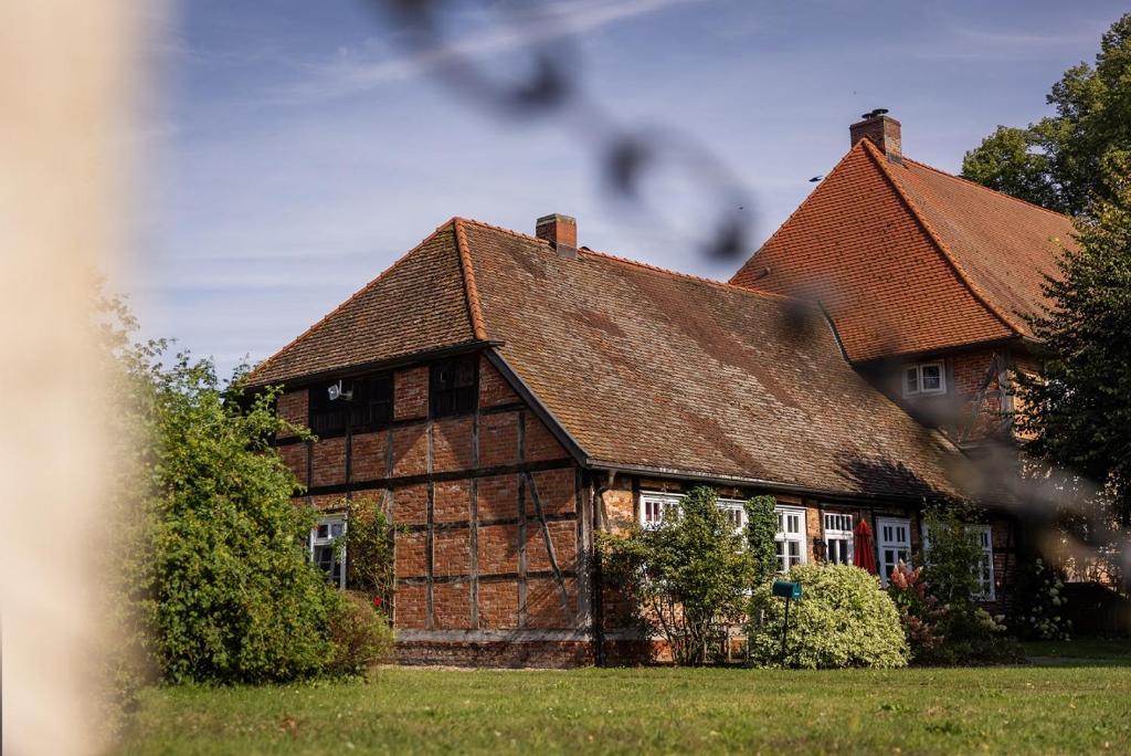 a large brick house with a brown roof at Brauhaus am Schloss in Gartow
