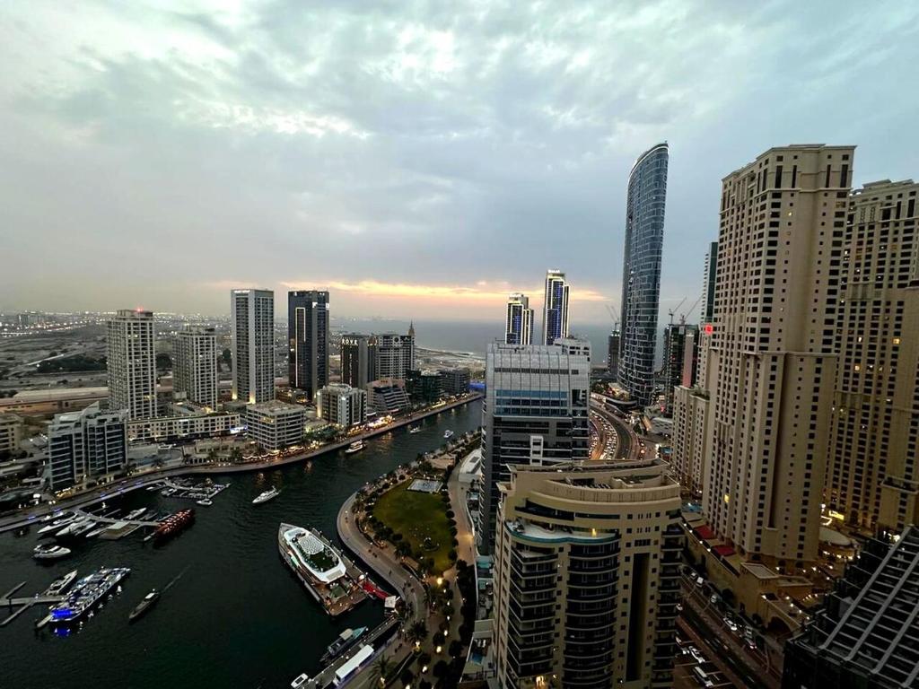 امکانات Stylish 1BR in Sparkle Towers Dubai Marina Escape - تصویر ۴