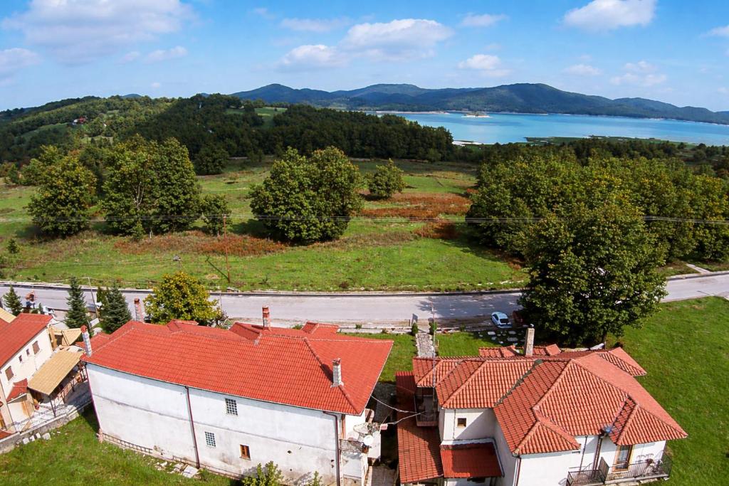 Luftaufnahme eines Hauses mit rotem Dach in der Unterkunft Orama Hotel - Serene Lake Plastira Retreat with Stunning Views in Kryonérion