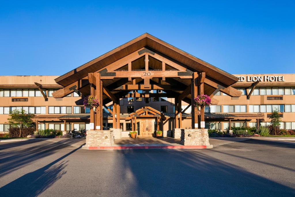 ein großes Gebäude mit einem großen Holzgebäude in der Unterkunft Red Lion Hotel Kalispell in Kalispell