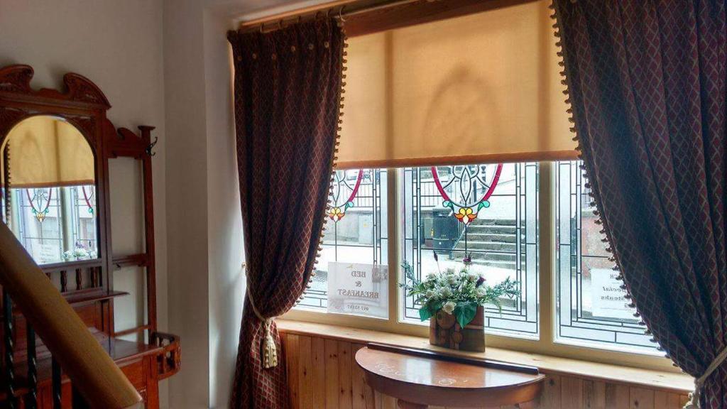 pokój z oknem ze stołem przed nim w obiekcie Cuil Darach w mieście Cluain Eois