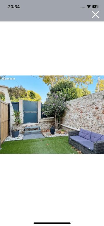 a picture of a yard with a house at Aux Chti Bains in Balaruc-le-Vieux