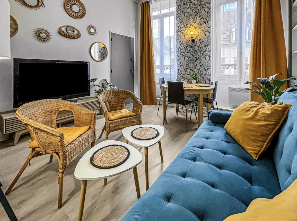 a living room with a blue couch and chairs at Superbe appartement au centre de POISSY in Poissy