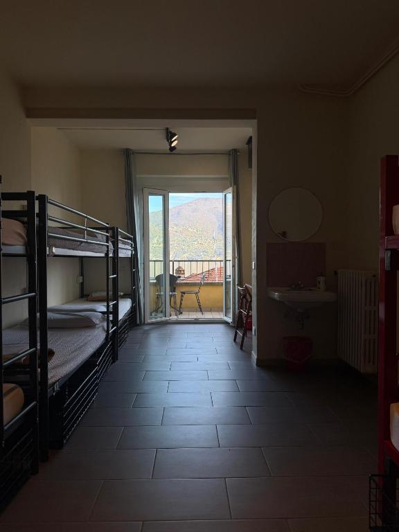 Lake Como Hostel - Eenpersoonsbed In Gemengde Slaapzaal Met 8 Bedden