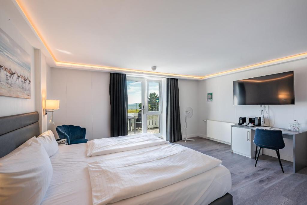 Hotel Königslinie - Family Room With Terrace & Sea View