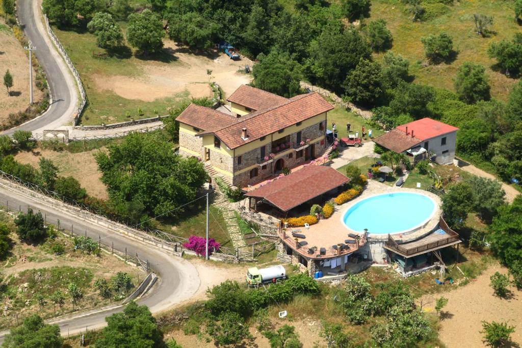 una vista aérea de una casa con piscina en Agriturismo San Basilio, en Salento