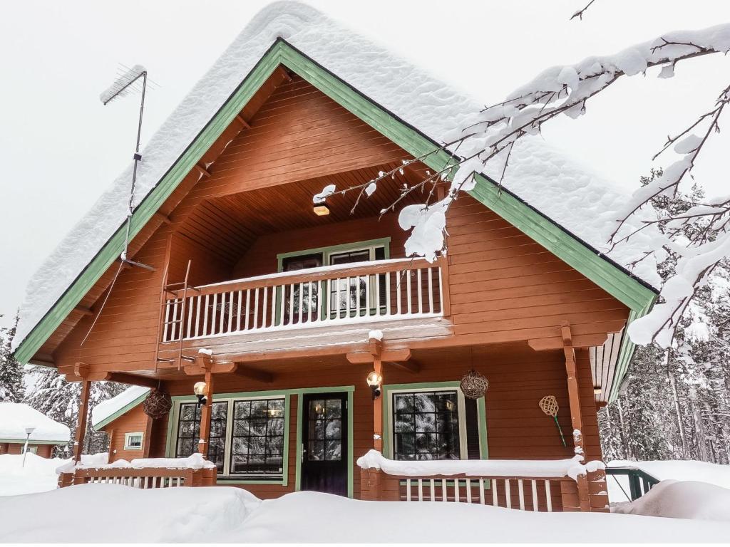 a log cabin in the snow at Holiday Home Lomamaja 1 by Interhome in Raattama