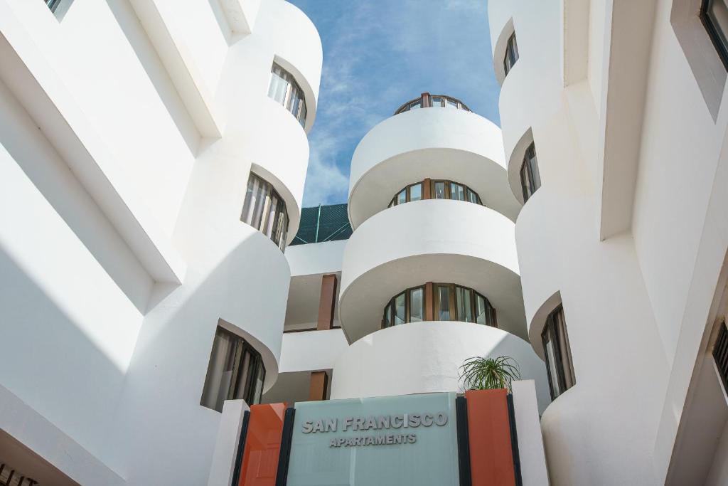 a view of the san franciscoisco government building at Apartamentos San Francisco in San Antonio