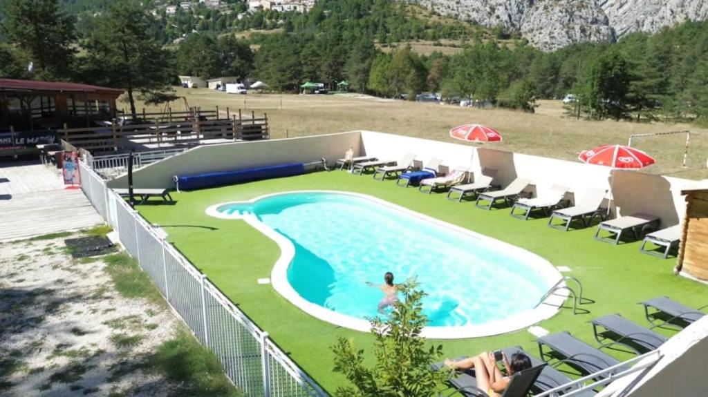 ZEcamping 2 avec piscine restaurant vue sur le village de Saint Auban
