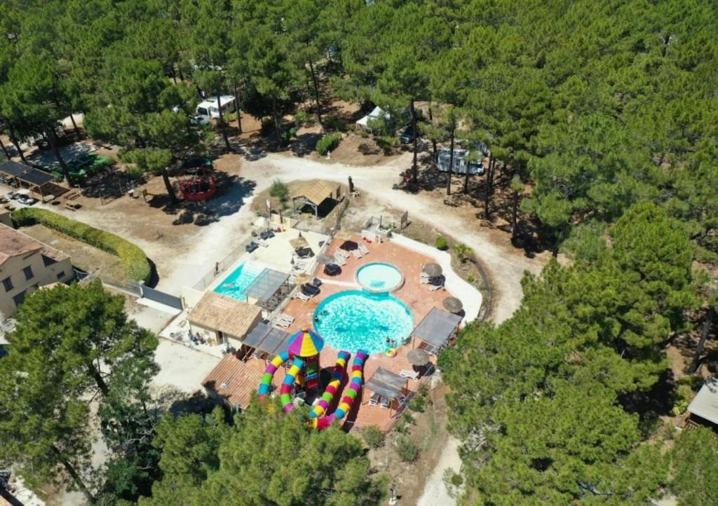 ZEcamping 3 familial avec piscine chauffée aire de jeux et restaurant