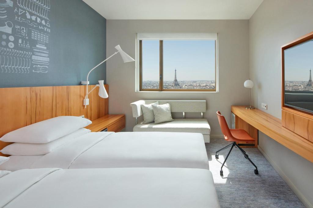 Deluxe Twin Room with Eiffel Tower View — room photograph