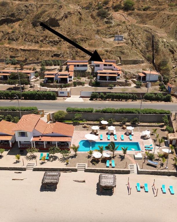 an aerial view of a resort with a beach at Casuarinas Del Mar Hospedaje Chalet 3 habitaciones in Canoas