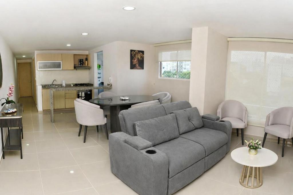 a living room with a couch and a table at Apartamento familiar con excelente ubicación Barranquilla in Barranquilla