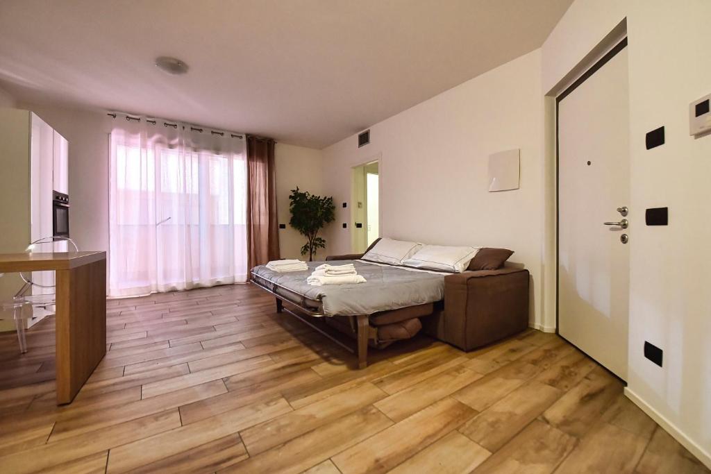 ein Schlafzimmer mit einem Bett und einem großen Fenster in der Unterkunft Casa Pintea in Legnano