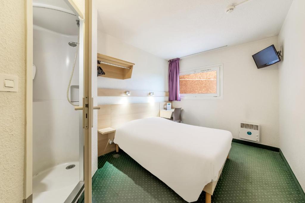 a small room with a bed and a shower at Mister Bed Chambray Les Tours in Chambray-lès-Tours