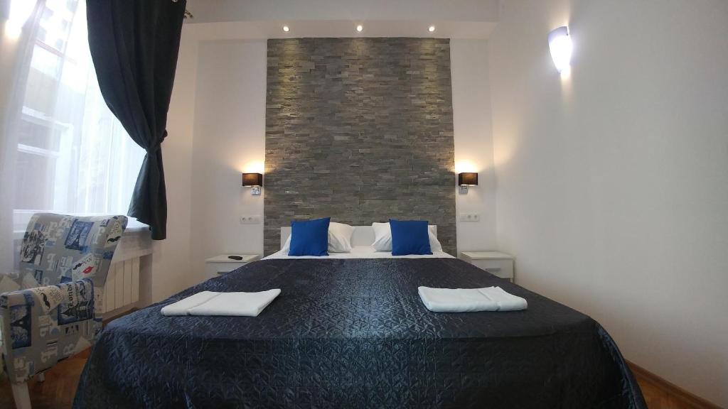 شقة نيجرا في سراييفو: غرفة نوم بسرير كبير مع وسائد زرقاء