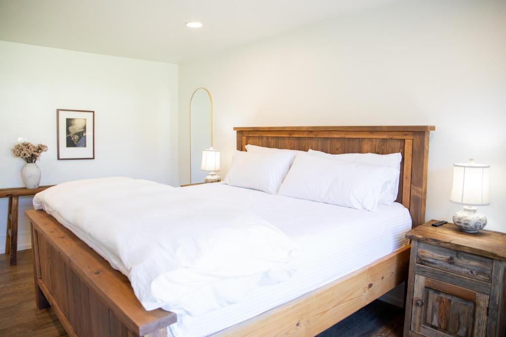 a bedroom with a large bed with white sheets at Hotel Henry Cafe and Bar in Blanco