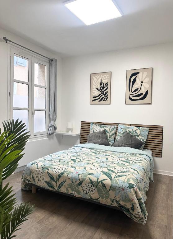 a bedroom with a bed and a window at Studio cosy plein centre & parking à proximité in Poitiers