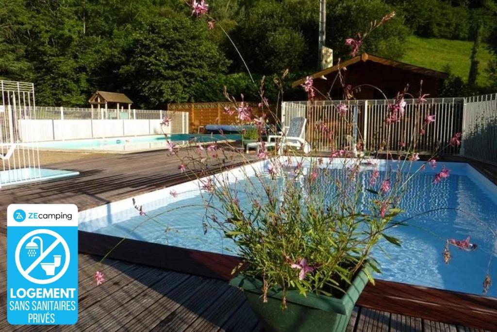 a swimming pool with a sign in front of it at ZEcamping 3 chiens acceptés hammam piscine chauffée in Louvie-Juzon
