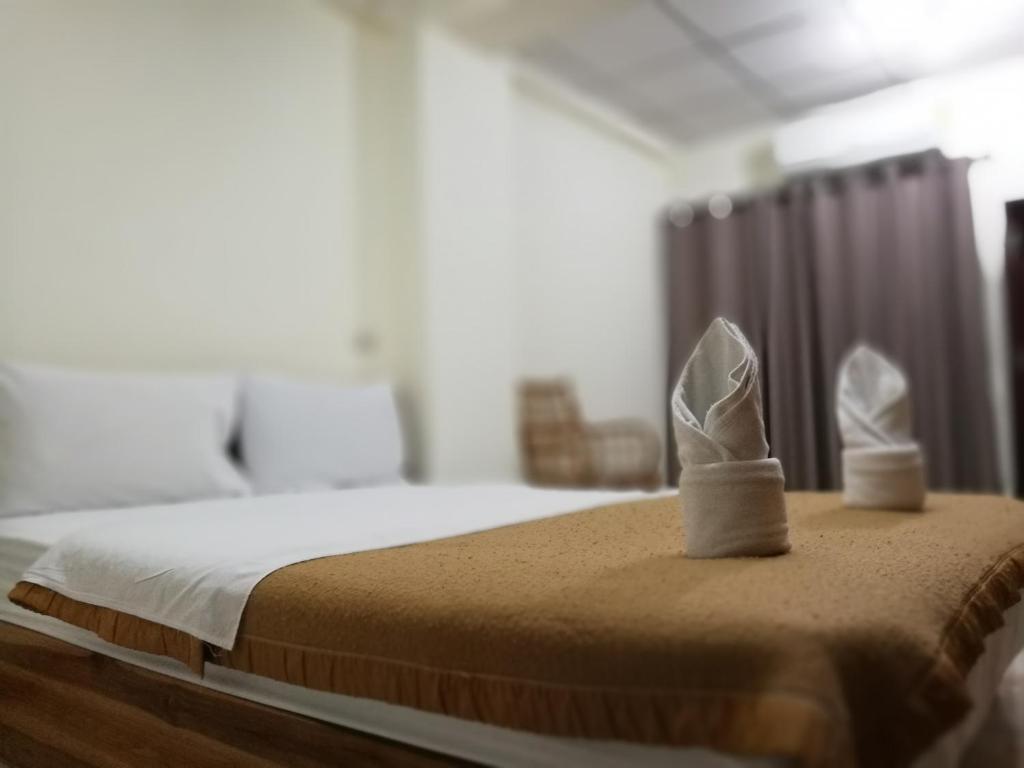 Un dormitorio con una cama con zapatos blancos. en Soi 5 Apartment, en Pattaya central
