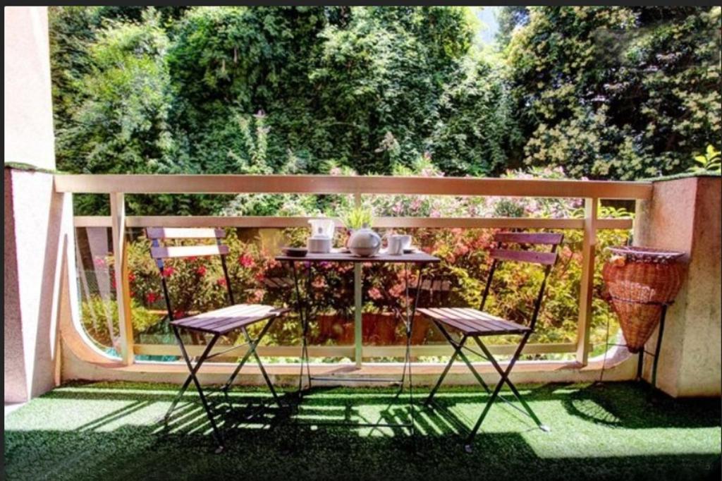 2 chaises et une table sur un balcon dans l'établissement Superbe Studio in Cannes 450m sea & parking, à Cannes