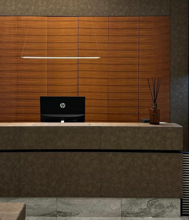 ein Empfangstresen mit einem Laptop darauf in der Unterkunft Hotel Soperga in Mailand