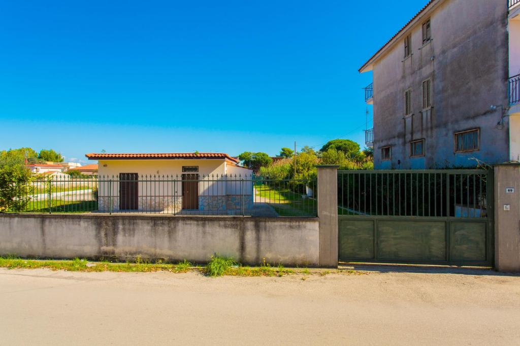 カステル・ヴォルトゥルノにあるVilla senza pensieriの家屋の前の柵