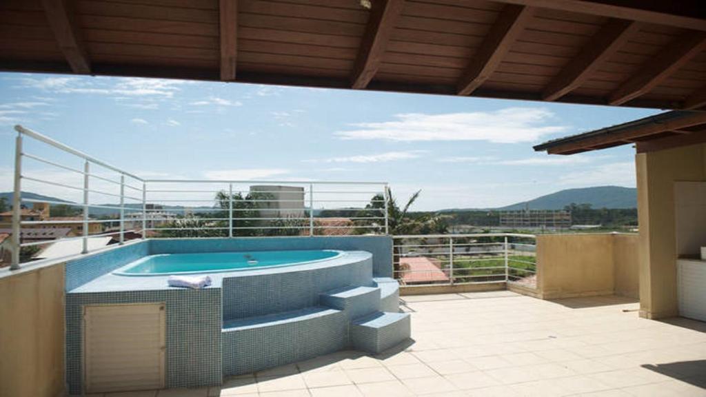 a swimming pool on the roof of a building at Apartamento no Residencial Amazônia I in Florianópolis