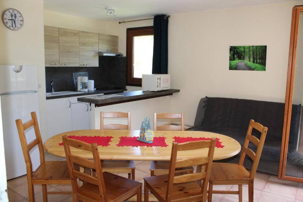 een keuken en een tafel en stoelen in een kamer bij Les faons in Roubion