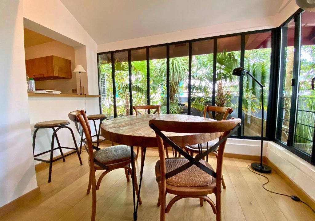 a kitchen and dining room with a wooden table and chairs at G-63 - Appartement de standing en plein coeur d'Hossegor in Soorts-Hossegor
