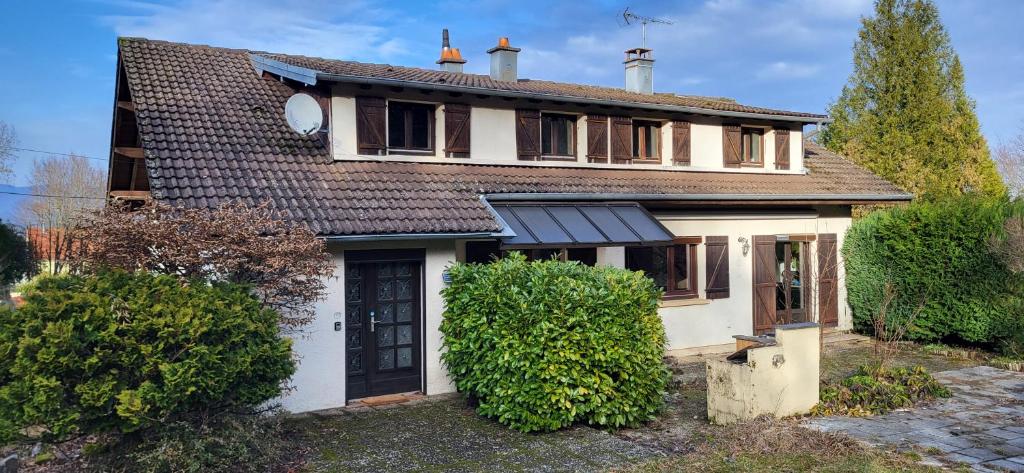 a white house with a brown roof at Gîte des sources in Salbert