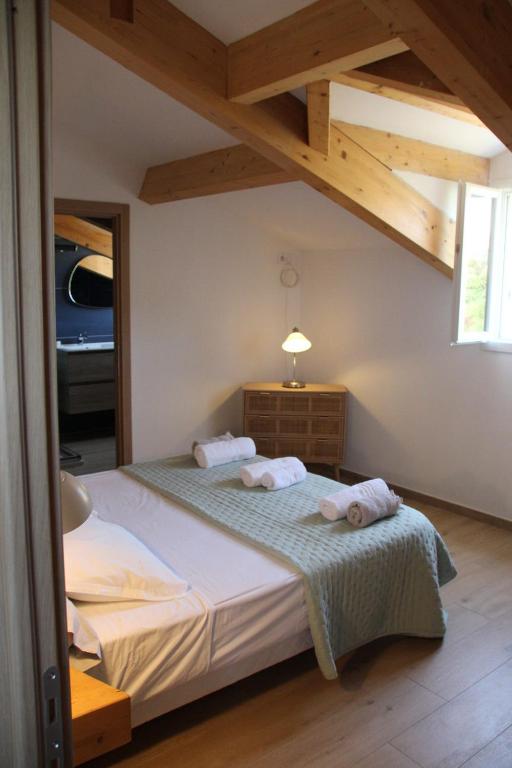 a bedroom with a bed with two towels on it at Casa di a Volpe in Corte