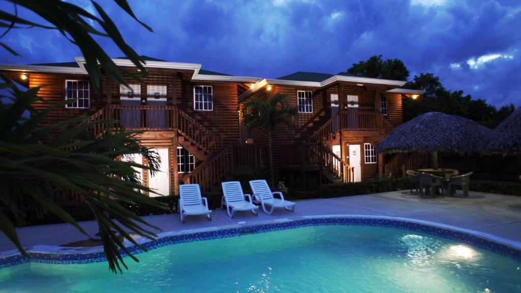 Bazén v ubytování Hotel Playa Caribe nebo v jeho okolí