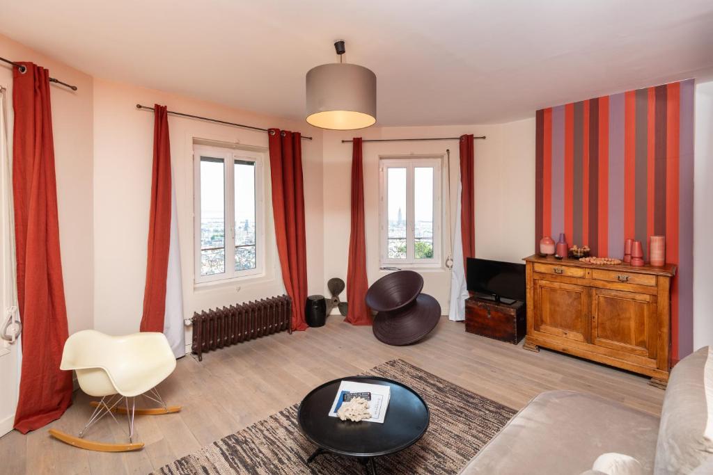 a living room with a couch and a tv at Maison Valmer - Le négociant, élégant F2 classé 4 étoiles in Le Havre