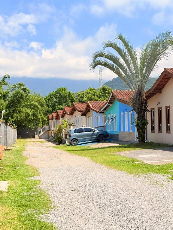 a car parked in front of a row of houses at Casa em Condomínio com Wi-Fi - 300m da praia in Ubatuba