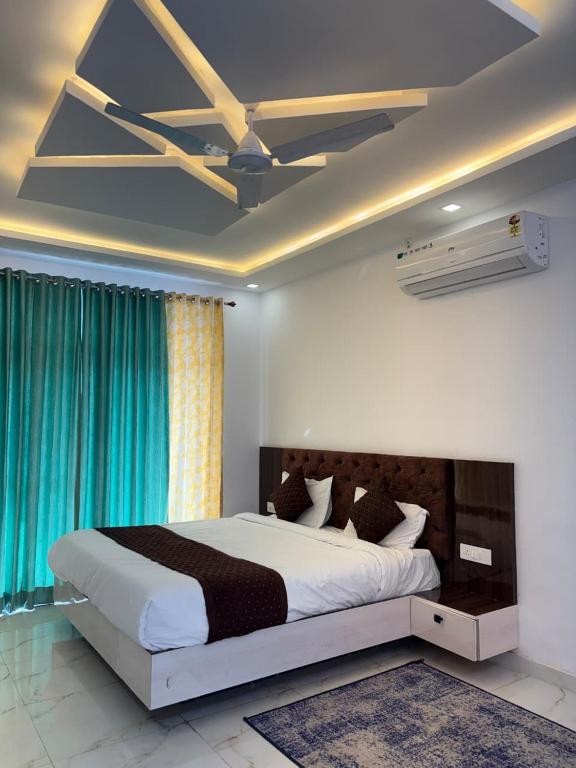 a bedroom with a large bed and a ceiling fan at Casa Aura Villa in Udaipur