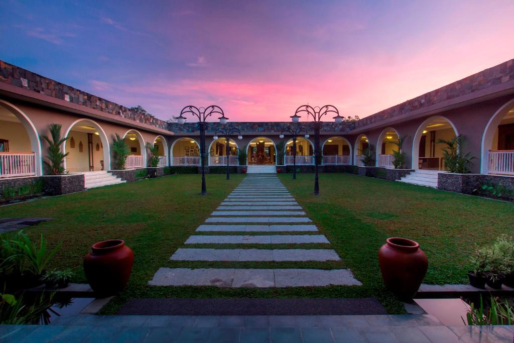 Zahrada ubytování The Westlake Hotel & Resort Yogyakarta