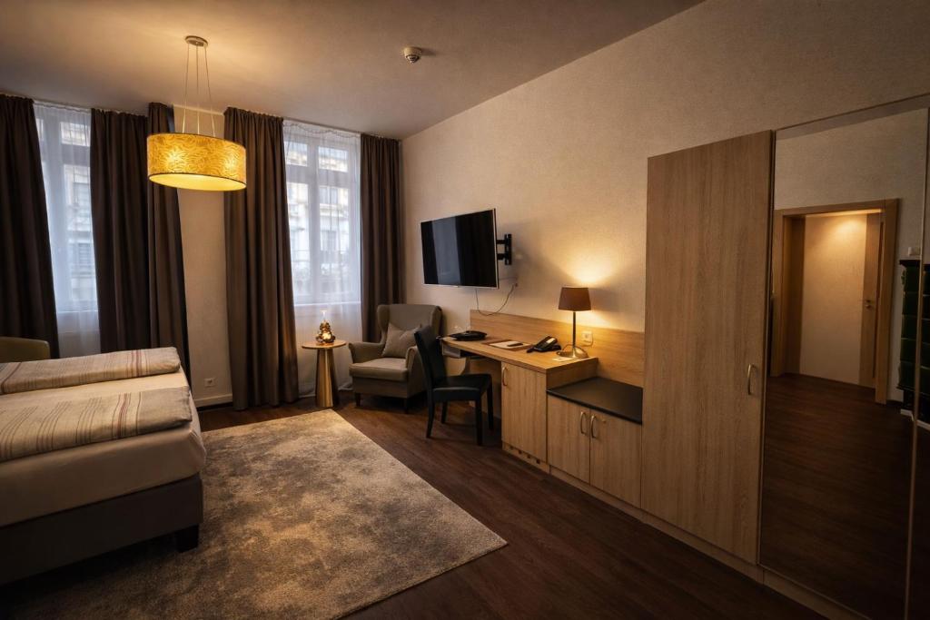 Hotel Bayrischer Hof - Standard Double Room