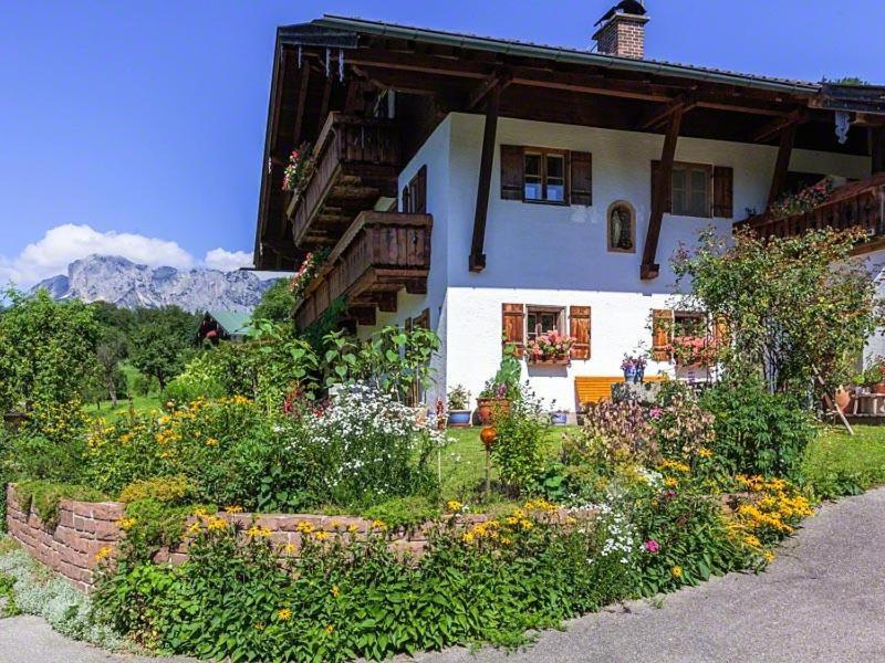 a house with a garden in front of it at Ferienwohnung Hoisenlehen in Marktschellenberg