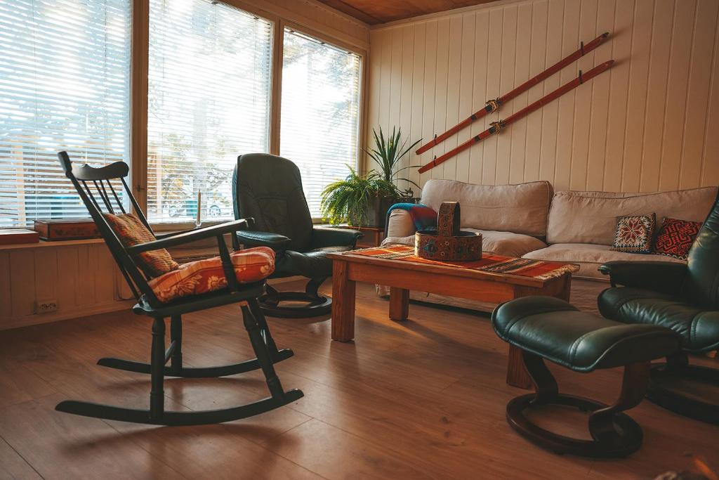 ein Wohnzimmer mit Stühlen und einem Sofa in der Unterkunft Solyun in Hol