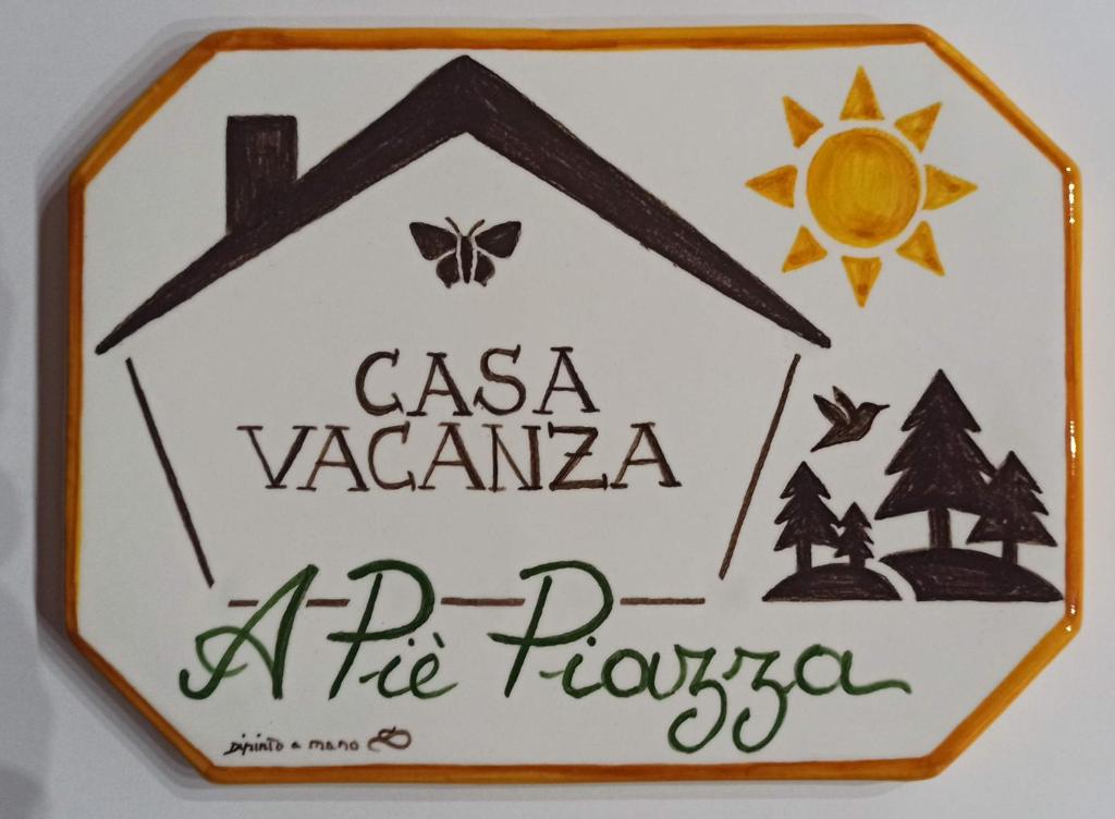 ein Bild einer Absolventenmütze mit den Worten „csazonazona“ auf dem Kürbis in der Unterkunft A Piè Piazza in Barisciano